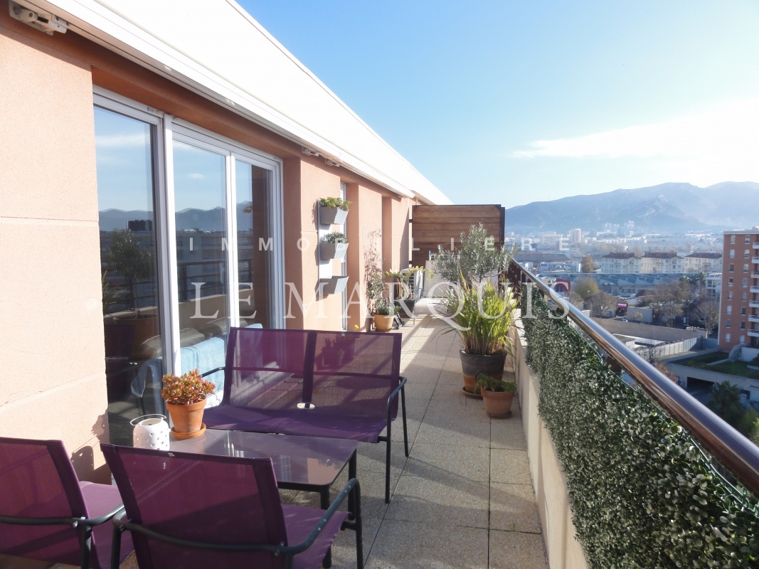 Vue sur les collines de la terrasse du séjour
