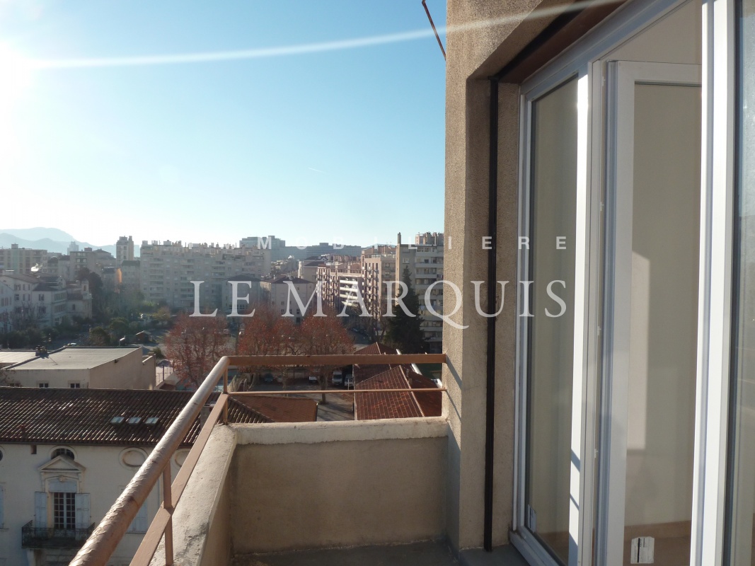 Large balcon avec vue jusqu'au collines