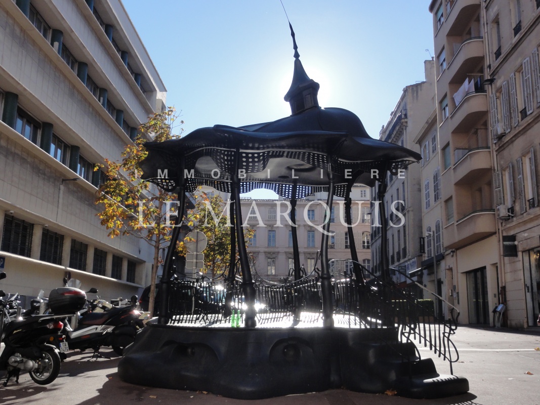 L'opéra Noir situé sur la place Lulli réhabilitée en 2011, met en valeur le quartier
