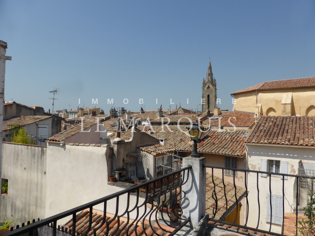 La terrasse au calme absolu offre une vue dégagée sur les toits et le clocher de la Paroisse Saint Jean de Malte