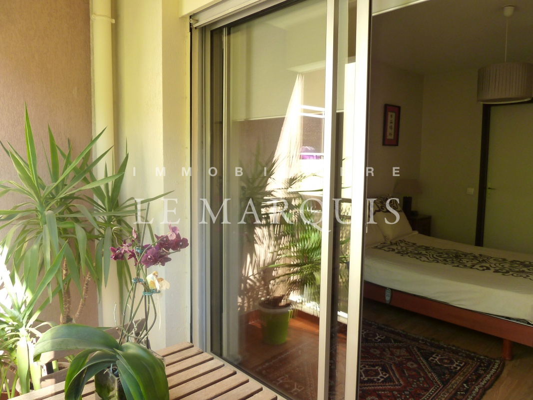 Le balcon est assez large pour pouvoir accueillir une table 