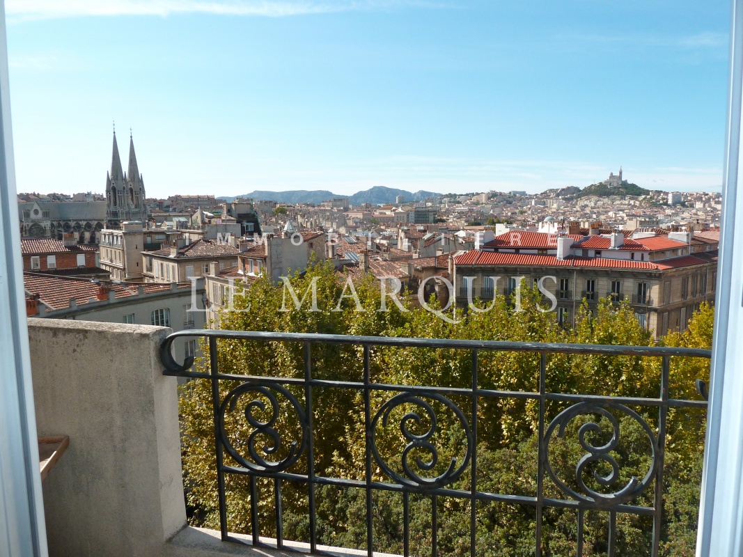 Vue magnifique sur la ville de cet appartement de caractère de 102 m2 Loi Carrez