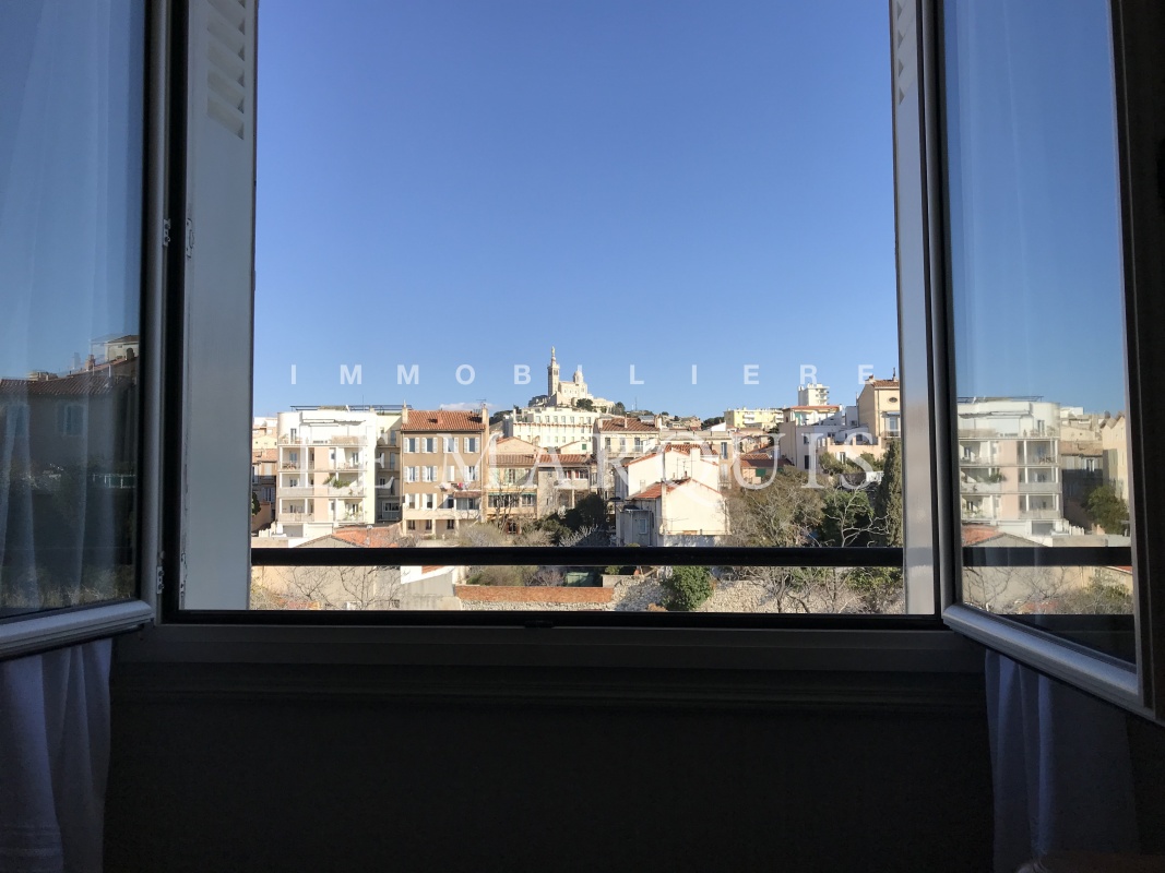 L'appartement offre une vue dégagée sur Notre Dame de la Garde