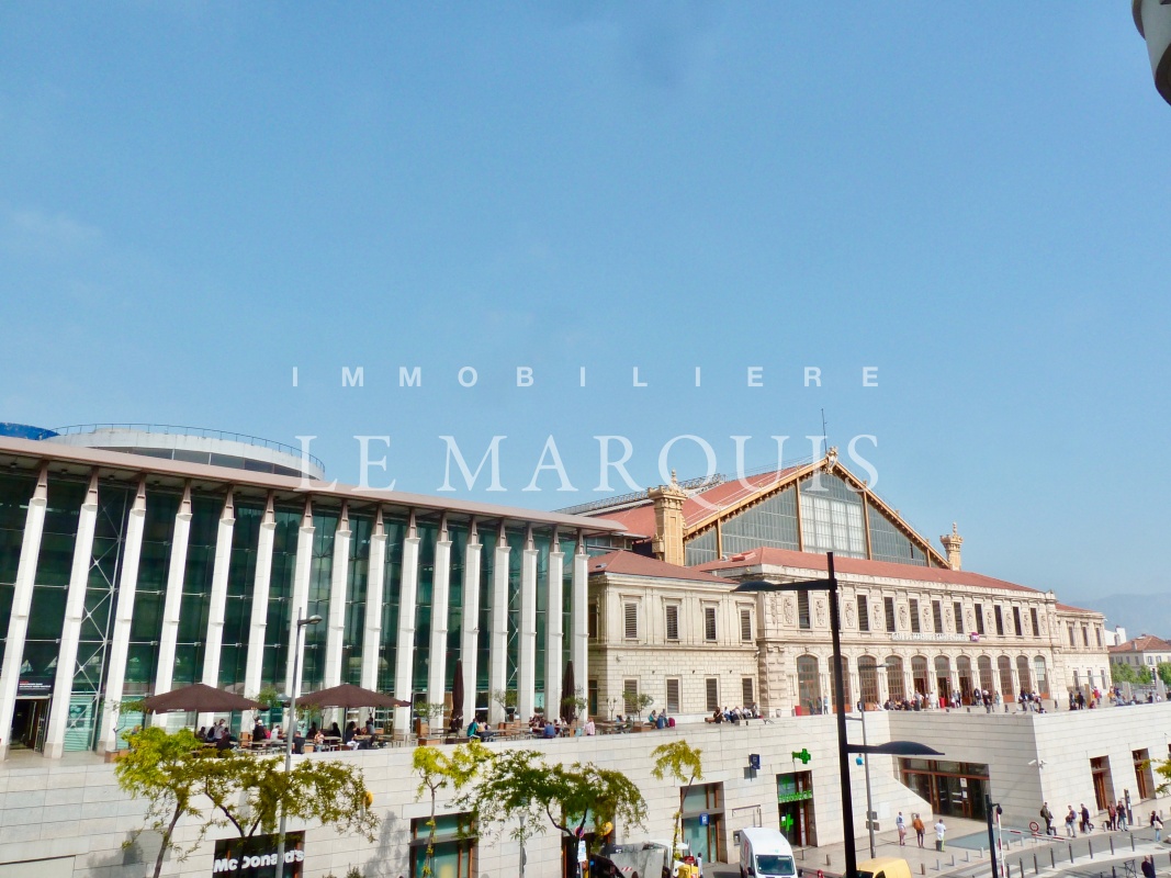 Jolie vue sur la gare depuis le séjour