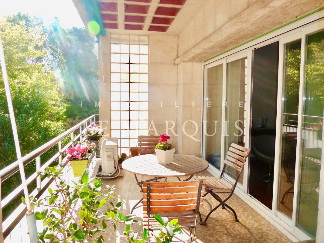 La terrasse est assez large pour y déjeuner au calme