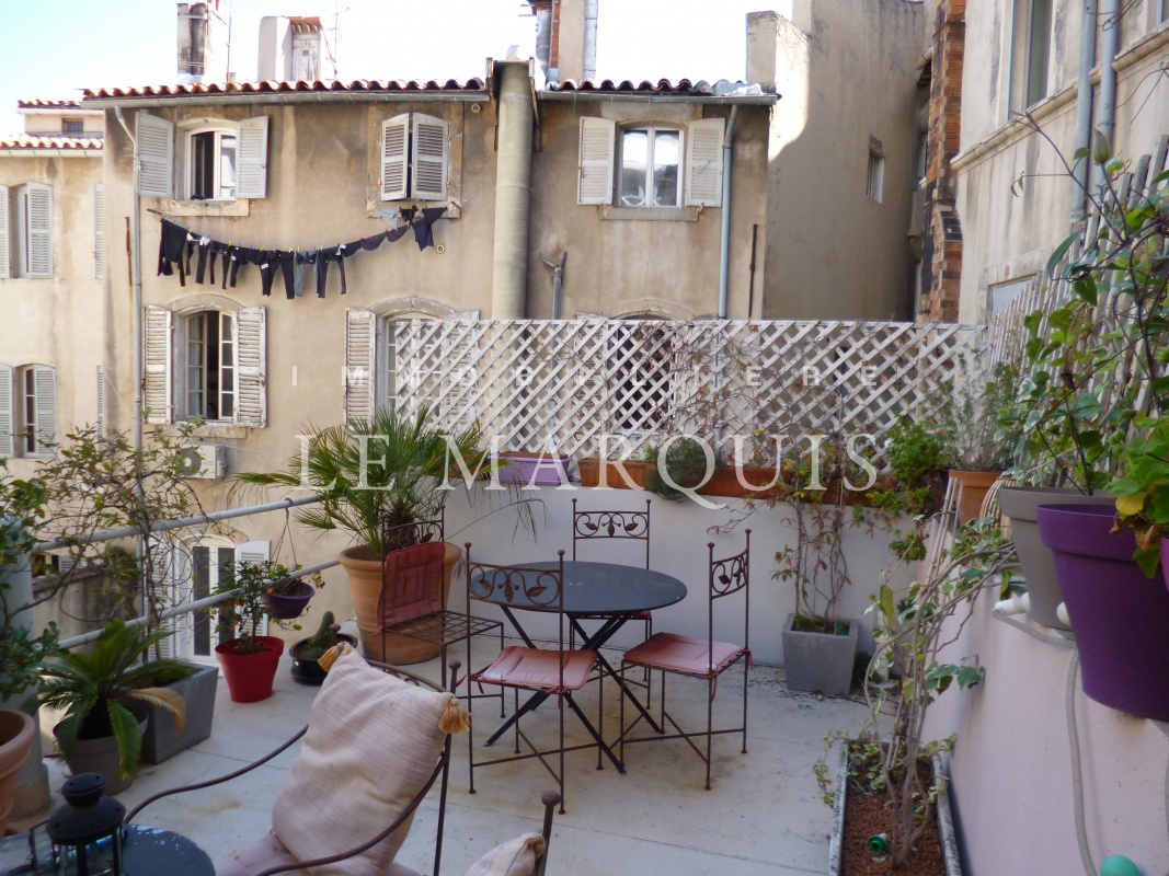 L'appartement situé en plein centre-ville dispose d'une belle terrasse au calme