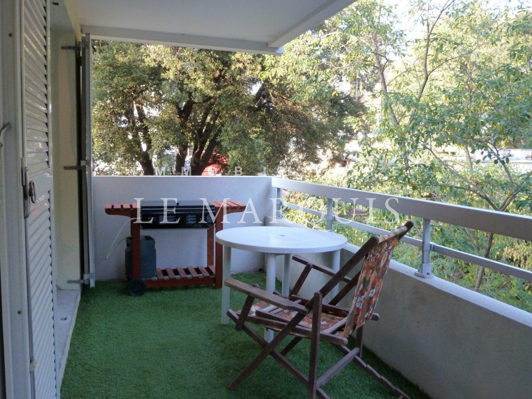 Une agréable terrasse de 11 m2 dans la verdure