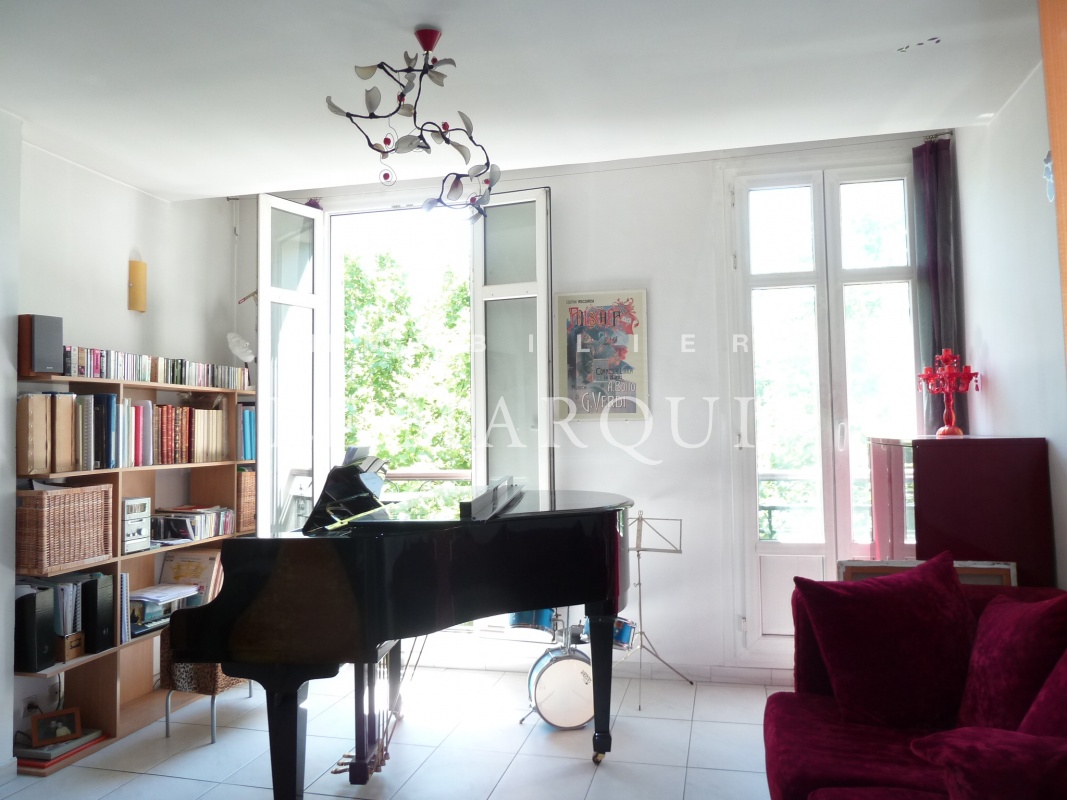 Salon avec jolie vue arborée et sans vis à vis