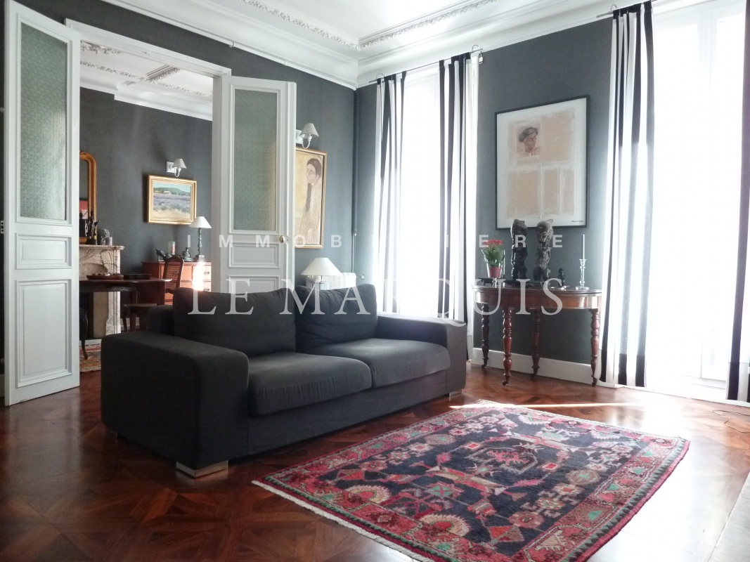 Double séjour avec magnifique parquet à damiers, moulures et cheminées