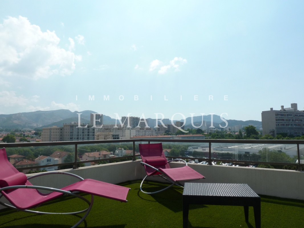 Terrasse de 110 m2 avec vue panoramique ville, collines et mer